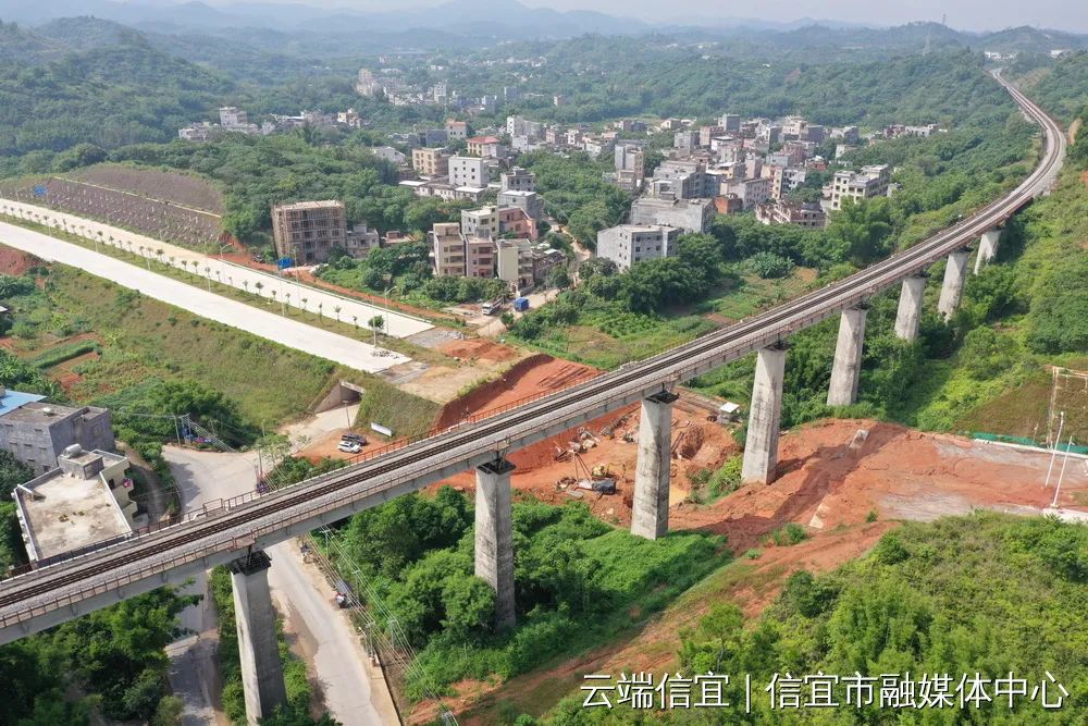 环东大道穿洛湛铁路立交桥恢复施工,预计国庆前贯通 信宜市融媒体